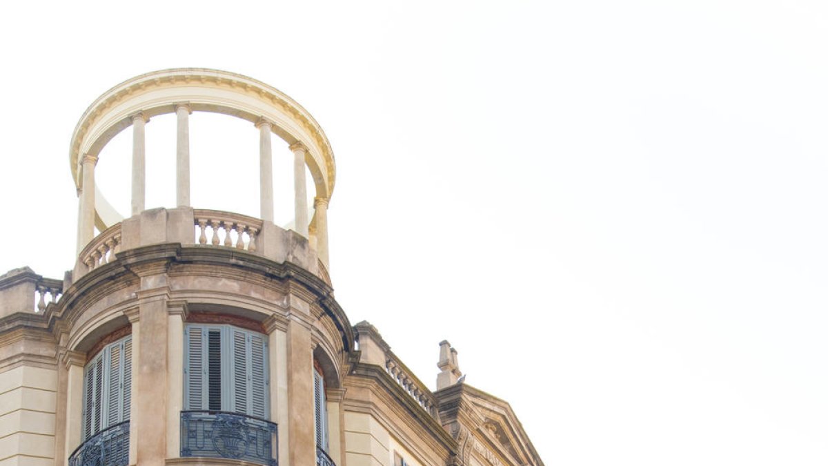 sense fulles. La poda dels arbres permet que puguem observar els detalls de façanes tan singulars com aquestes, que potser durant la resta de l’any passen més desapercebuts.