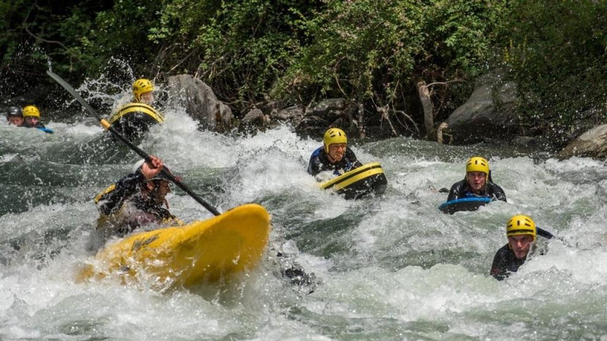 Turistes fent esports d’aventura al Sobirà.