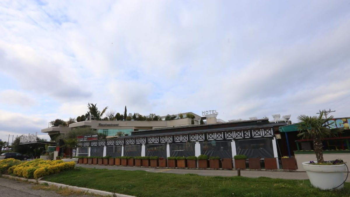 Vista de l’exterior de l’Hotel Nastasi, al complex hoteler de La Fonda situat al peu de la carretera d’Osca.