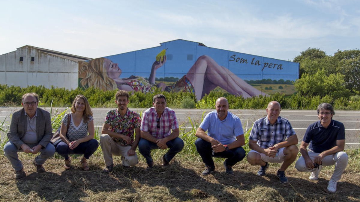 Representants de l’Administració, de Pera de Lleida, la cooperativa i l’autor davant del mural.