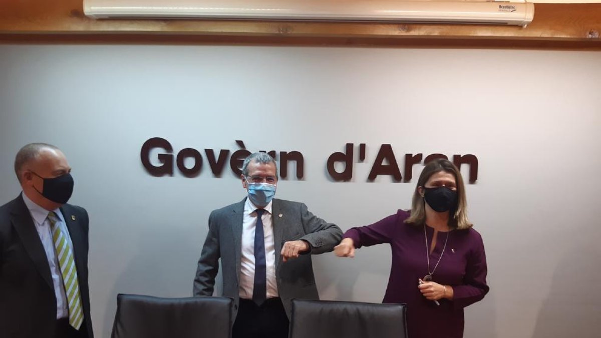 Francés Boya i Maria Vergés se saluden amb el colze després del relleu al Conselh.