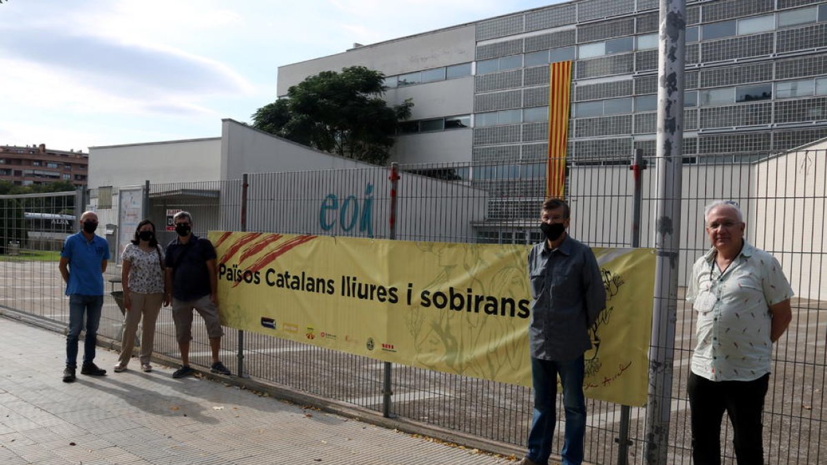 Membres de l'ANC de Lleida amb la pancarta que encapçalarà la 'Marxa de Ponent' del 2 d'octubre, davant de l'Escola Oficial d'Idiomes de Lleida.