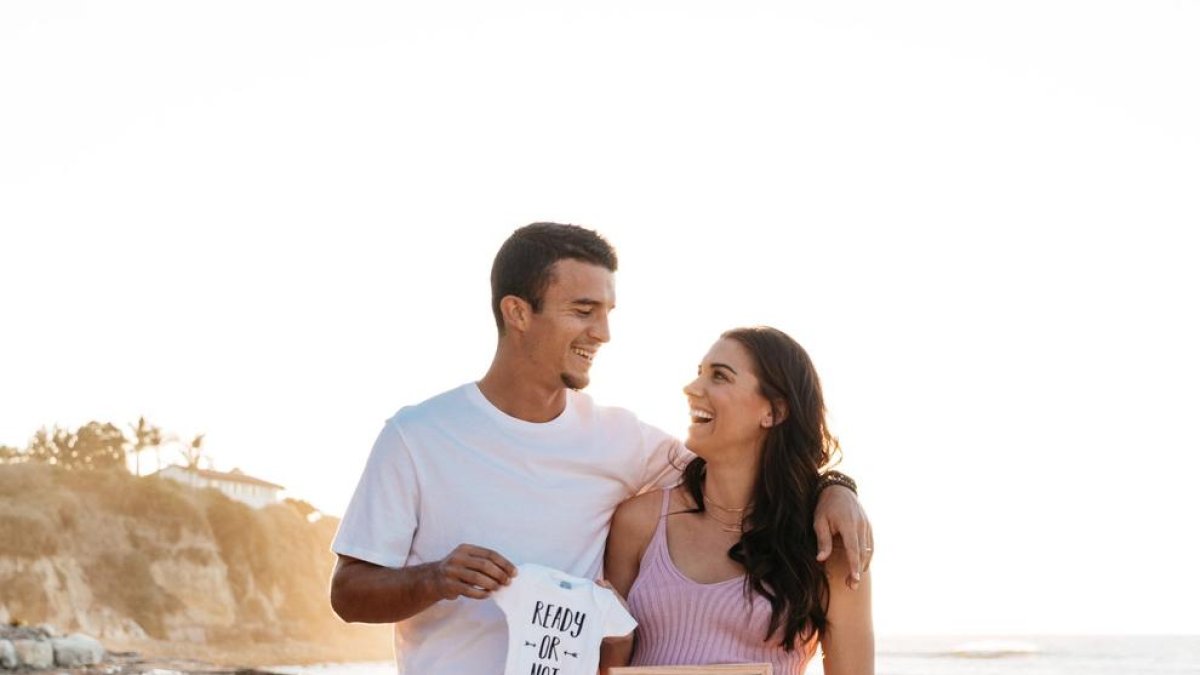 Alex Morgan, junto a su pareja, anunciando su embarazo.