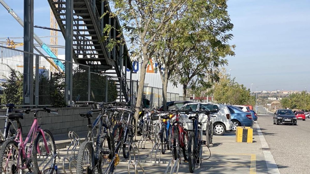 Bicicletas en el aparcamiento de bonÀrea de Guissona.