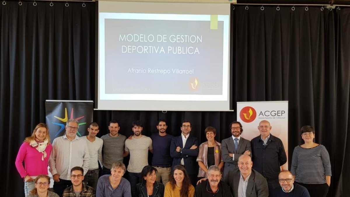 Restrepo, de pie, el quinto por la derecha, con los asistentes.