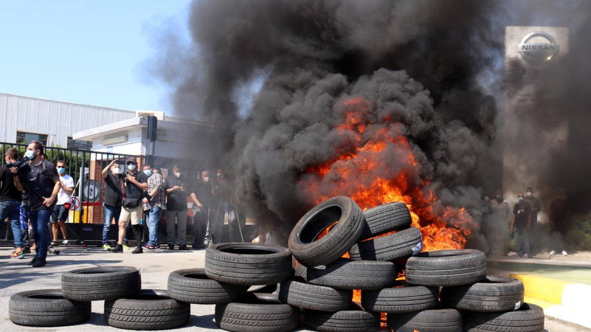 Els pneumàtics en flames que han encès els treballadors de Nissan durant les protestes pel tancament de les plantes a Catalunya.