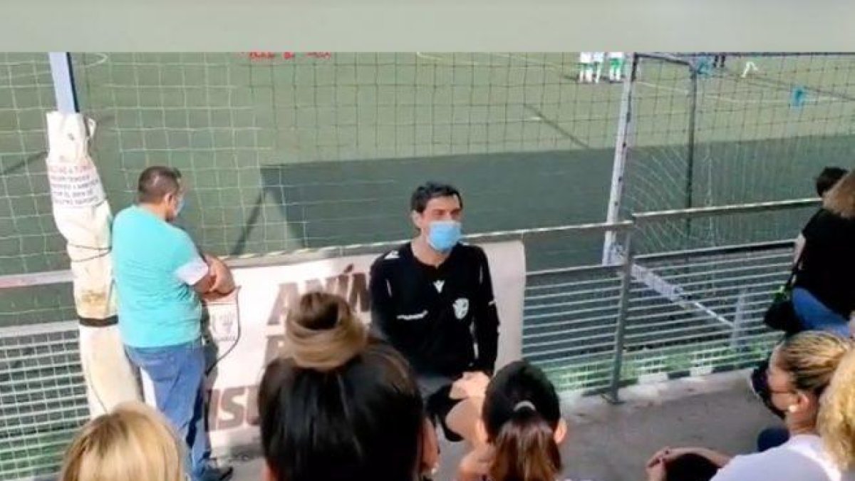 La xerrada d'un àrbitre a uns pares abans d'un partit de futbol base aplaudida a les xarxes