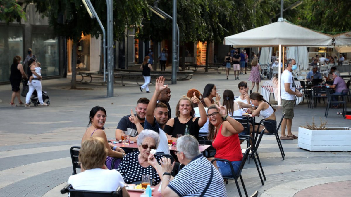 De bon matí - Alguns bars van obrir les terrasses de bon matí i es van omplir al cap de pocs minuts després de dos setmanes de tancament forçós.