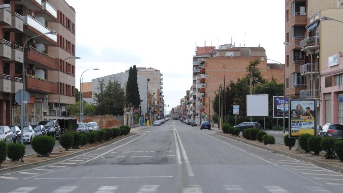 La calle Ferrer i Busquets de Mollerussa, sin coches circulando.