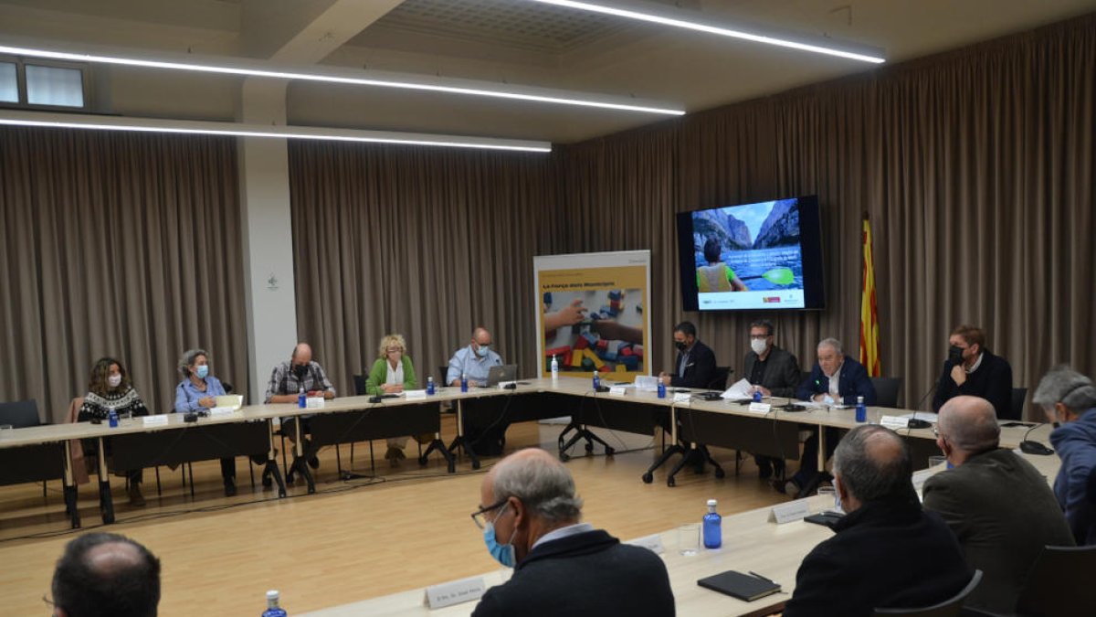 Un moment de la reunió de la Comissió de seguiment del congost de Mont-rebei, a la Diputació de Lleida.