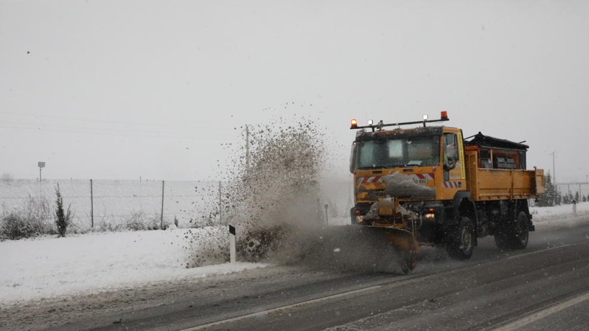 Una màquina llevaneus en plena Filomena