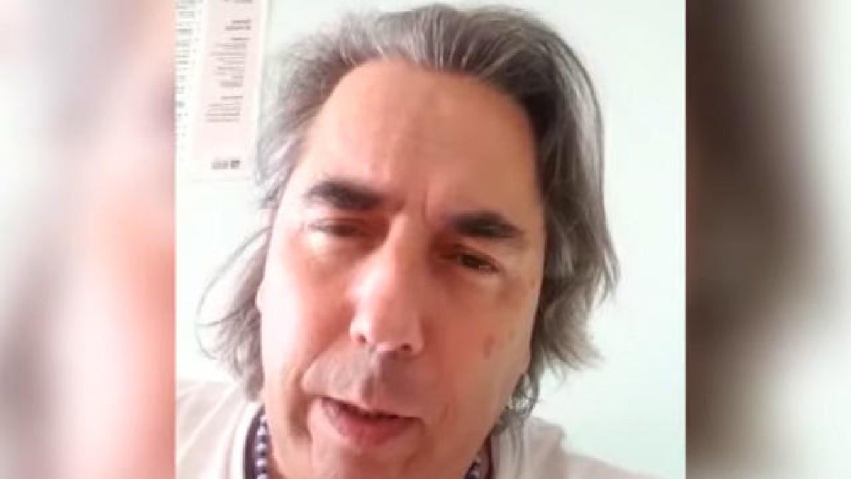 El 'líder' dels antivacunes d'Itàlia contreu COVID-19 i des de l'hospital demana