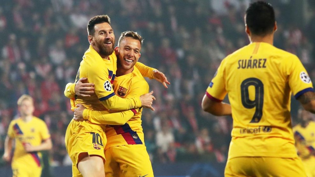 Messi celebra amb Arthur el gol que significava el 0-1 dimecres a Praga.