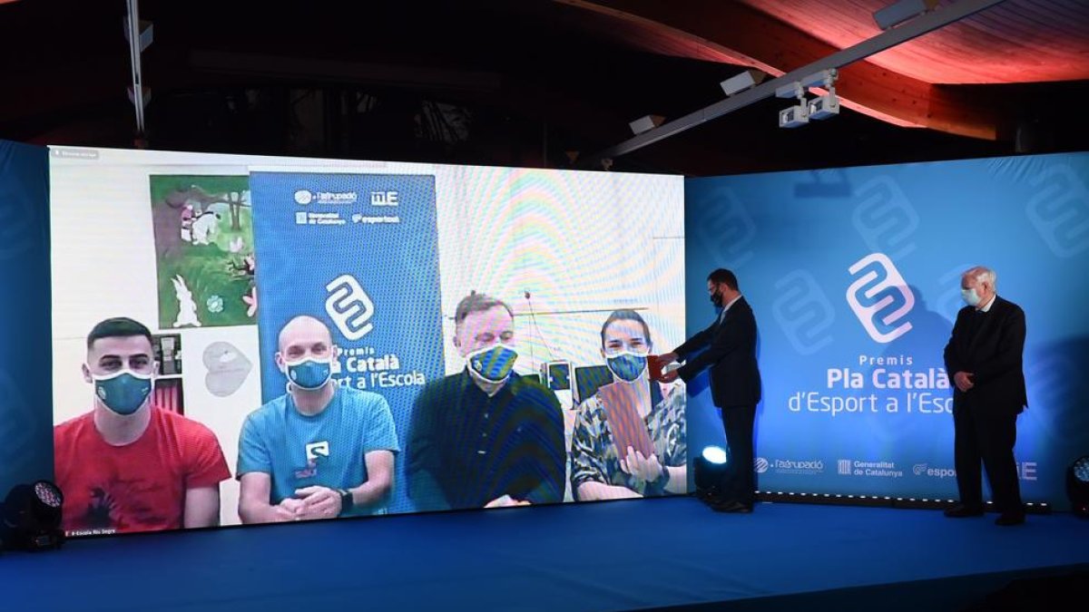 La entrega virtual del premio a los miembros de la Secció Esportiva Escolar de la escuela Riu Segre.