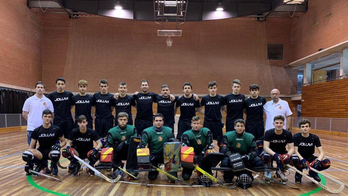 Pons, el segundo portero por la izquierda, y Duch y Marimon, tercero y cuarto por la derecha, han iniciado la preparación con la sub-19.