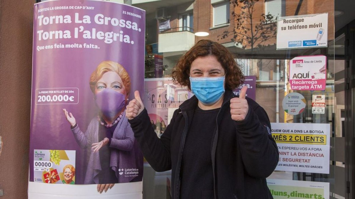 La vendedora del estanco Tàrrega 3 en las puertas del establecimiento