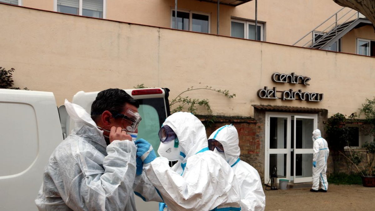 Miembros de la Unidad Militar de Emergencia, ayer en uno de los centros de ancianos de La Pobla de Segur, donde se llevaron a cabo trabajos de desinfección.