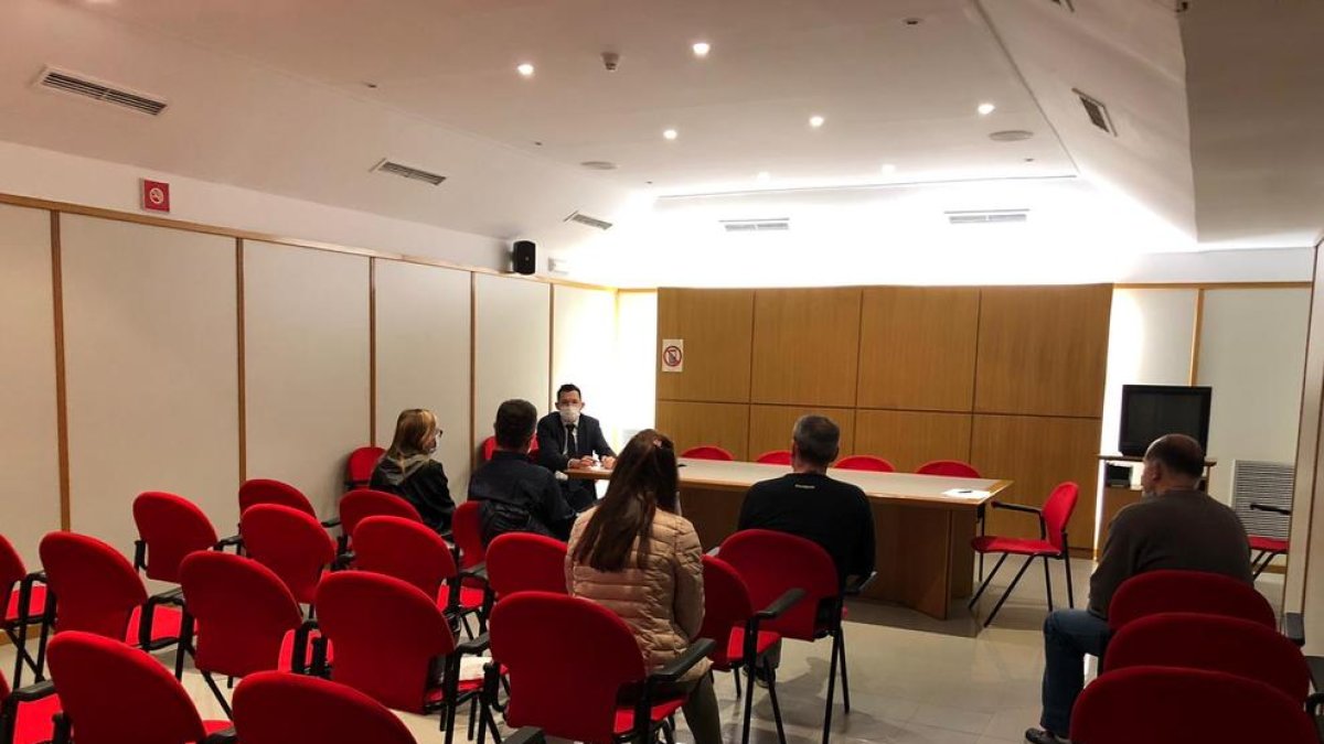 Reunión de los familiares con el abogado Xavier Prats.