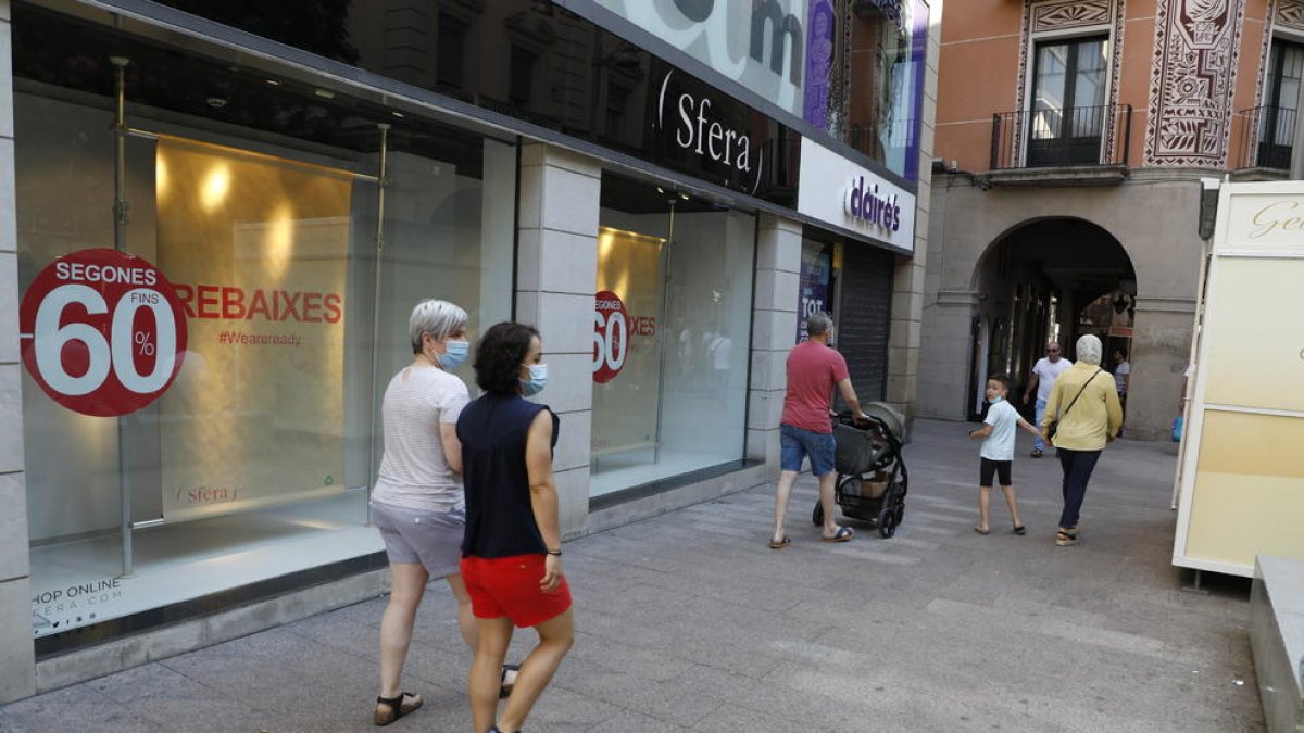 Una botiga de l’Eix que ja publicita segones rebaixes quan la majoria no ha començat les primeres.