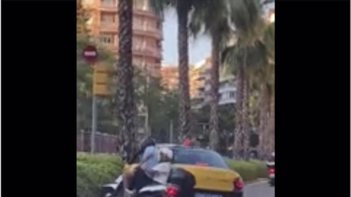 Un taxista atropella expressament un motorista a Barcelona i fuig