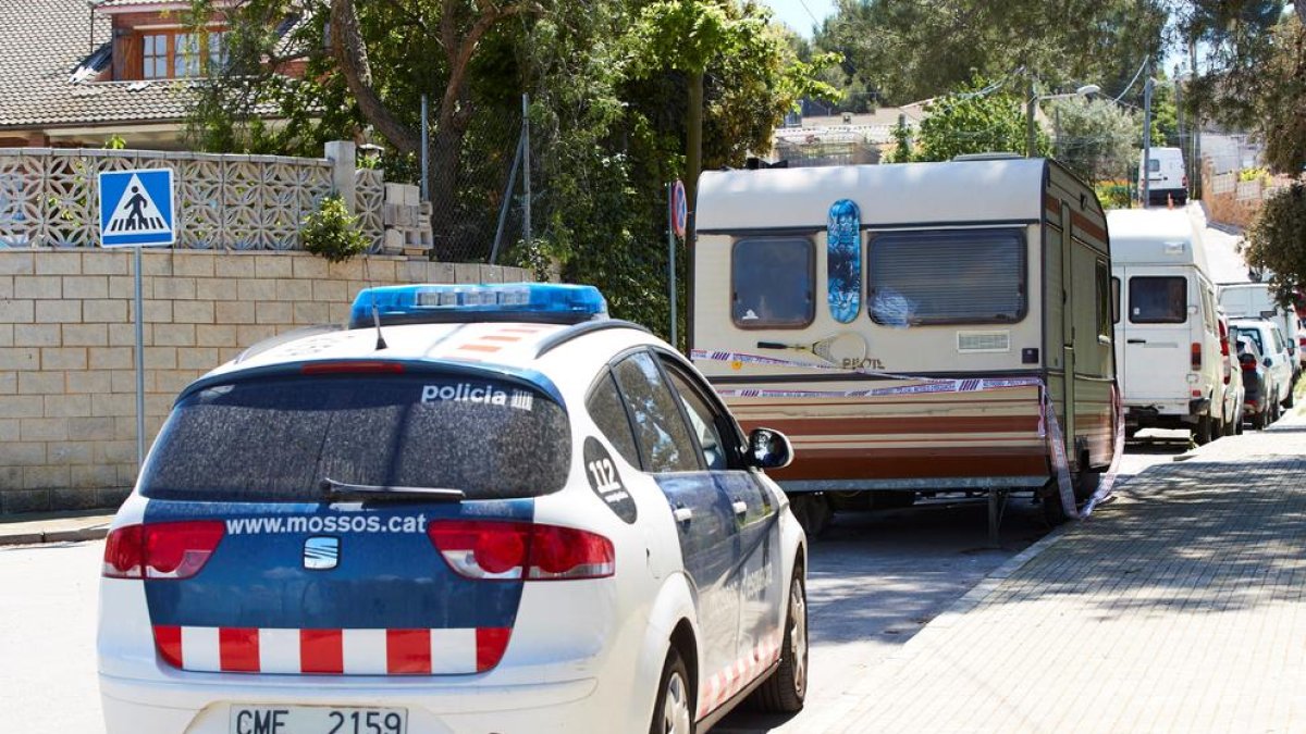 Un cotxe dels Mossos custodia l’autocaravana del presumpte assassí en sèrie, aparcada a les Planes.
