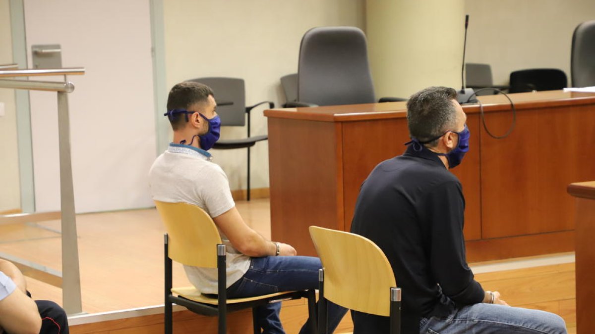 Els dos acusats, al judici a l’Audiència de Lleida.