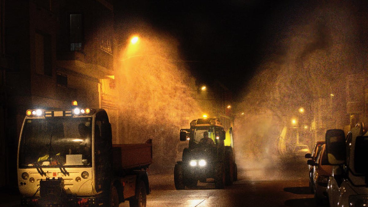 Treballs de desinfecció dels carrers d’Alcoletge.