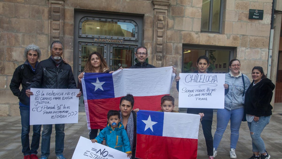 Els ciutadans residents a Tàrrega que es van concentrar ahir.