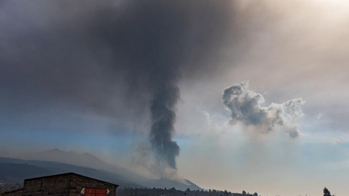 Continua la mala qualitat de l'aire i el vent envia cendra cap a altres illes