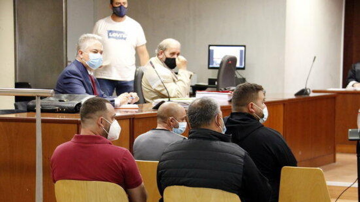 Accepten 1 any i 8 mesos de presó per estafar 15.000 euros amb targetes, falsificades a Lleida i el Pla d'Urgell