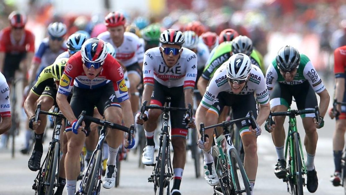 Fabio Jakobsen, a l’esquerra, va superar Sam Bennett.