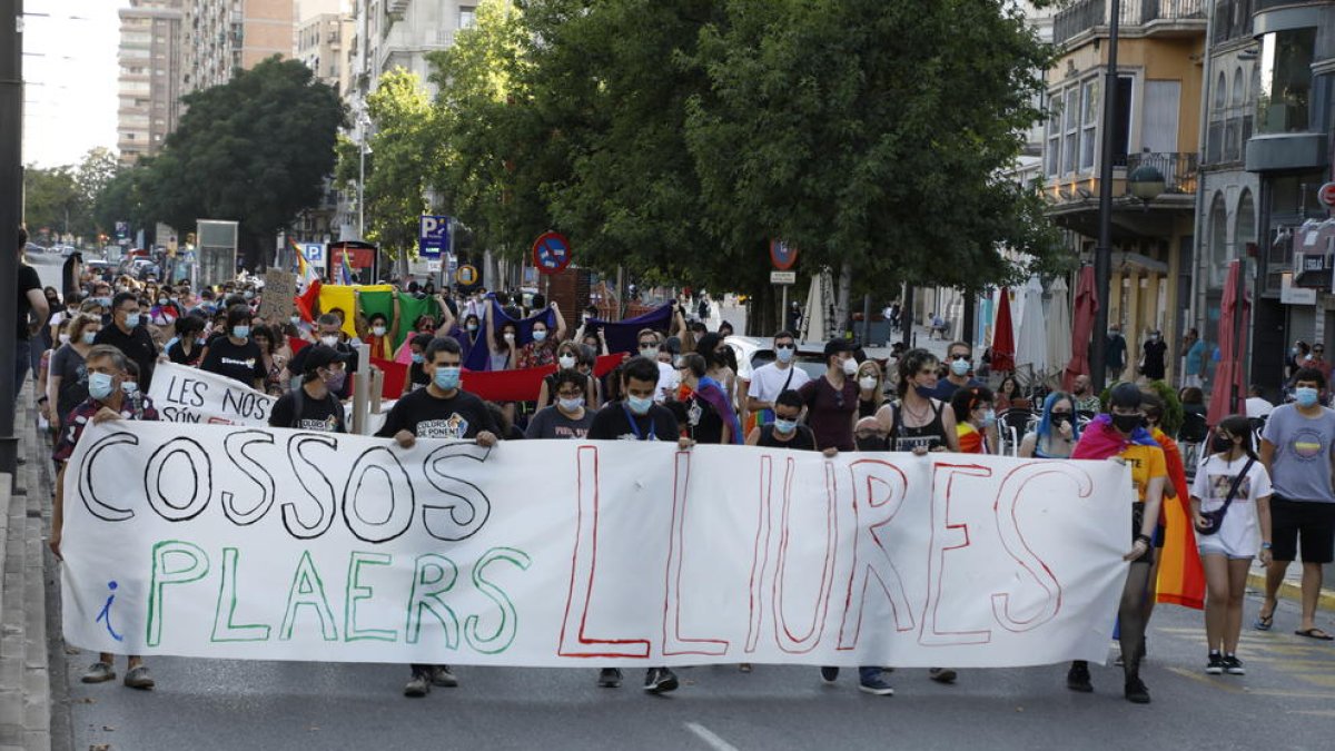 Cerca de doscientas personas desfilaron por Lleida y portaron, con orgullo, los colores de la bandera del colectivo LGTBI+.