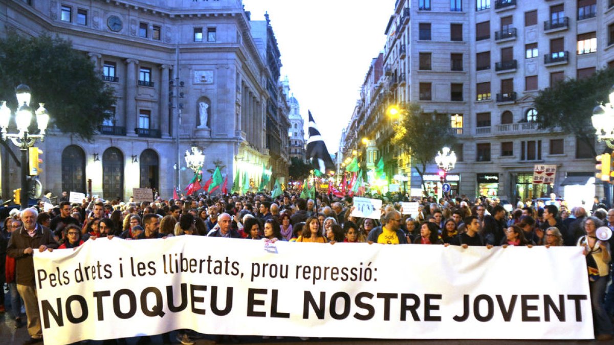 Protesta en Barcelona con el lema ‘No toqueu el nostre jovent’
