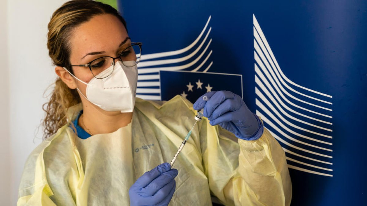 Una infermera omple una xeringa amb una dosi de la vacuna contra el coronavirus de Pfizer-BioNTEch.