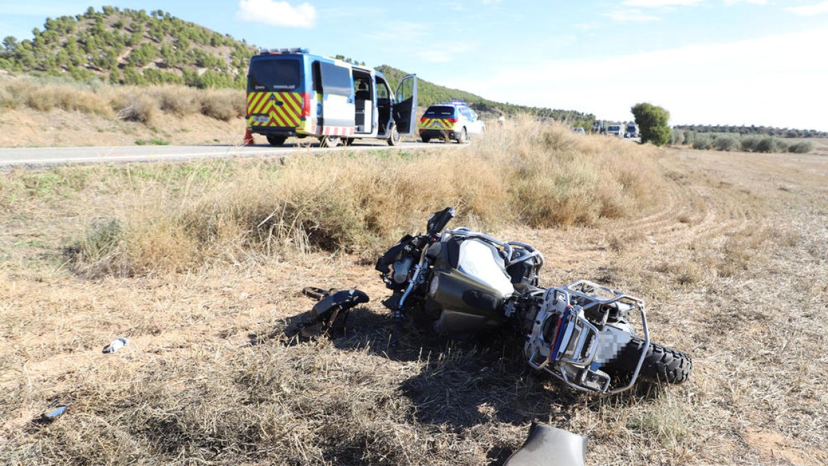 Imatge de l’estat en què va quedar la moto després de l’accident, que es va produir a les 9.46 hores a la carretera C-26 al seu pas per Algerri.
