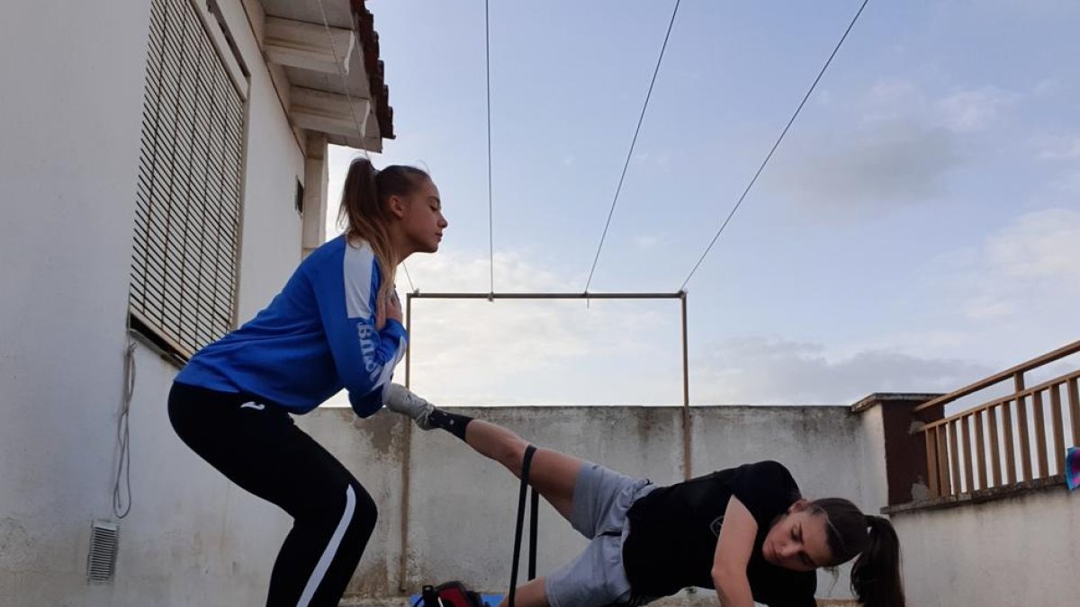 Natàlia i Jani, jugadores de l’AEM, compartint entrenament a la terrassa del pis en el qual estan confinades durant aquesta quarantena.