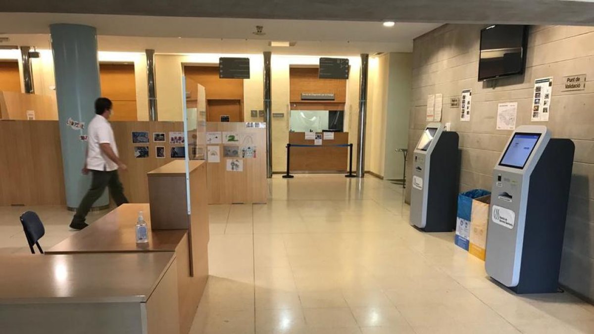 El Santa Maria se está preparando para empezar a recibir los primeros pacientes de consultas externas o que tengan que ser intervenidos quirúgicamente. El centro se ha reorganizado, con zonas más amplias, y solo se podrá acceder a las salas de espera con el tiquet que imprimen las máquinas, que indican a qué consulta se debe ir.