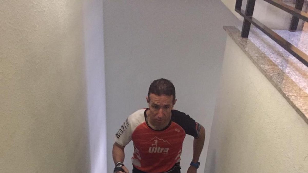 Raúl Arenas, entrenando en las escaleras de su casa.