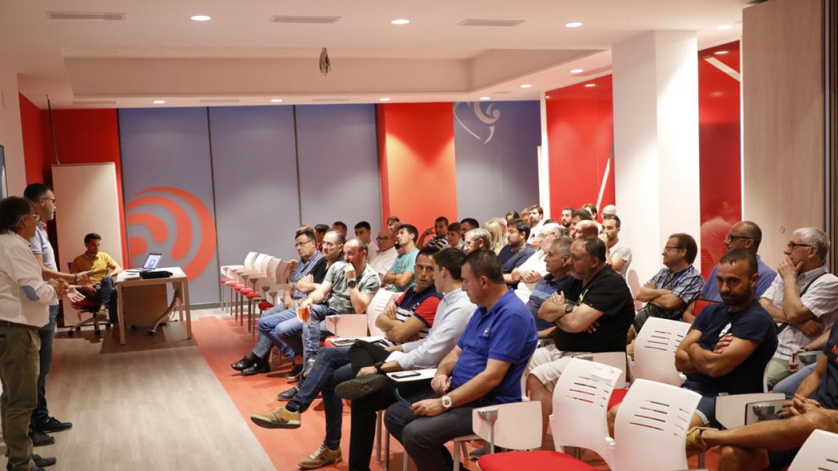 Vista general de la reunión de clubes que tuvo lugar ayer en la sede de la FCF en Lleida.