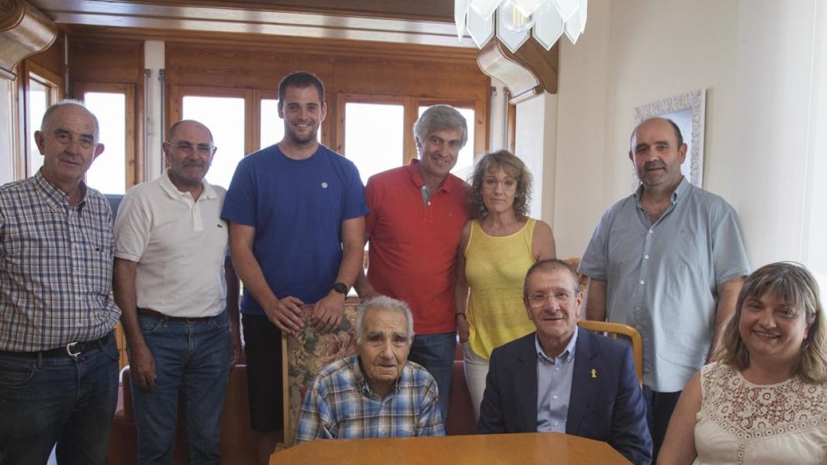 Mariano Grau y el alcalde Joan Eroles (sentados) durante el acto de ayer.