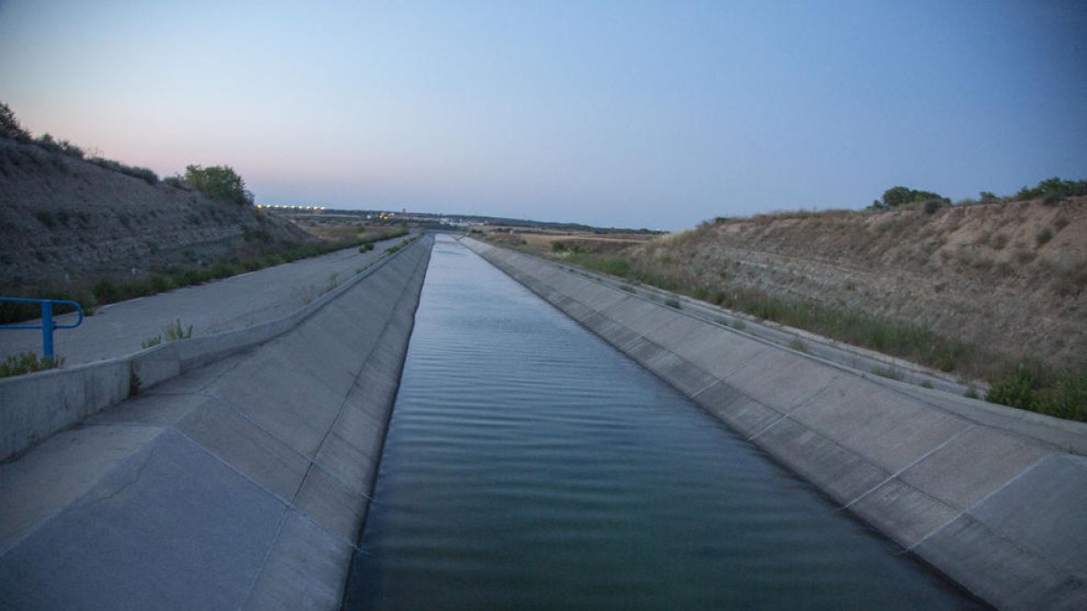 El tramo del canal en que tuvo lugar el suceso, a las afueras de la capital del Urgell.
