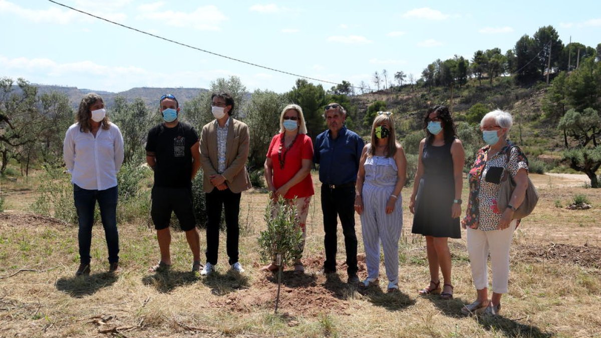 Els alcaldes de les poblacions afectades pel gran incendi de fa un any, ahir a Flix.
