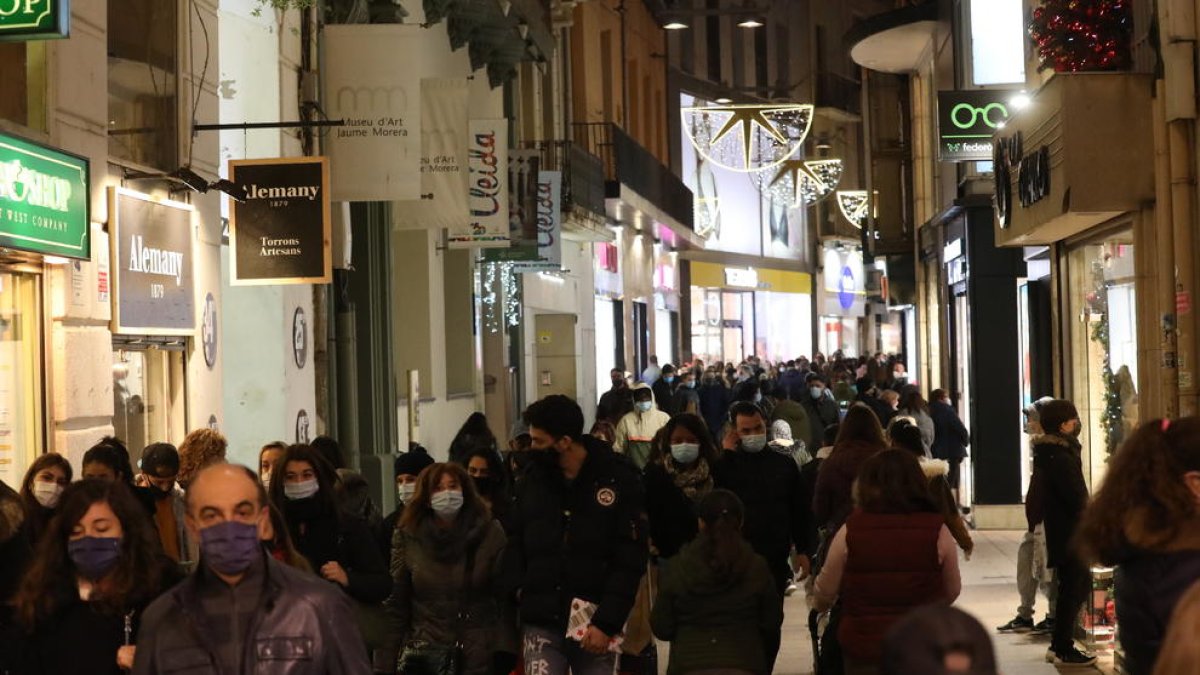 Mucha gente acudió ayer al Eix para las últimas compras antes de Reyes.