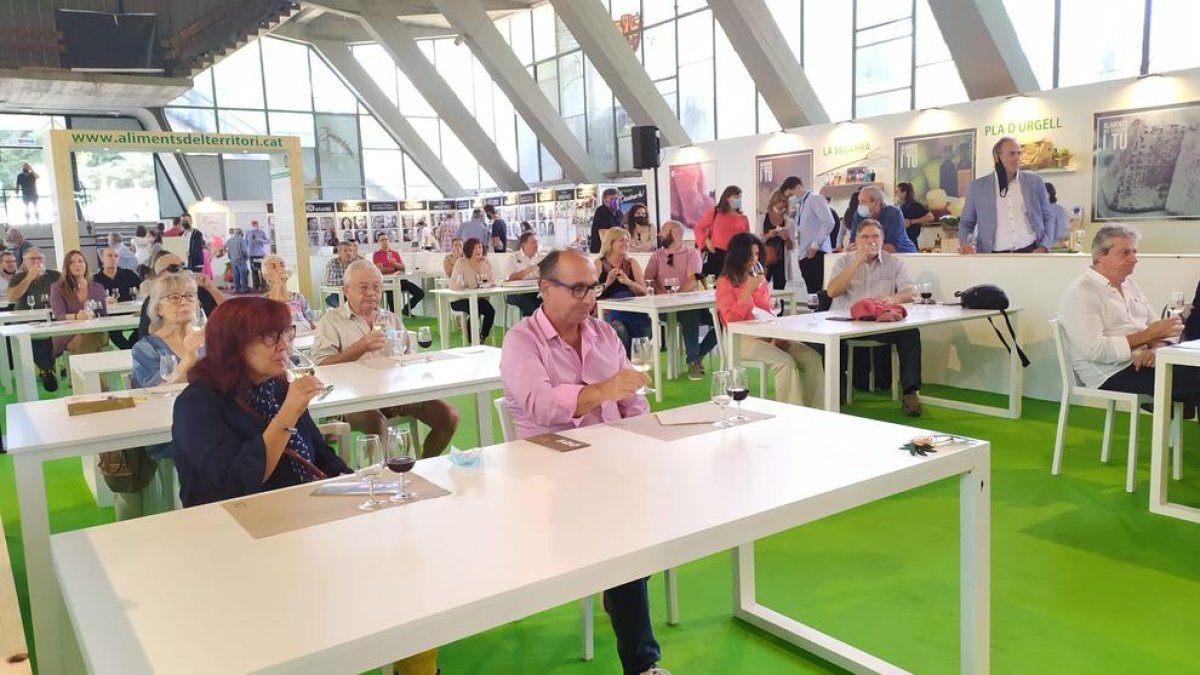 Imagen de una de las actividades ayer en la Fira, una cata de vinos en el pabellón de la alimentación.
