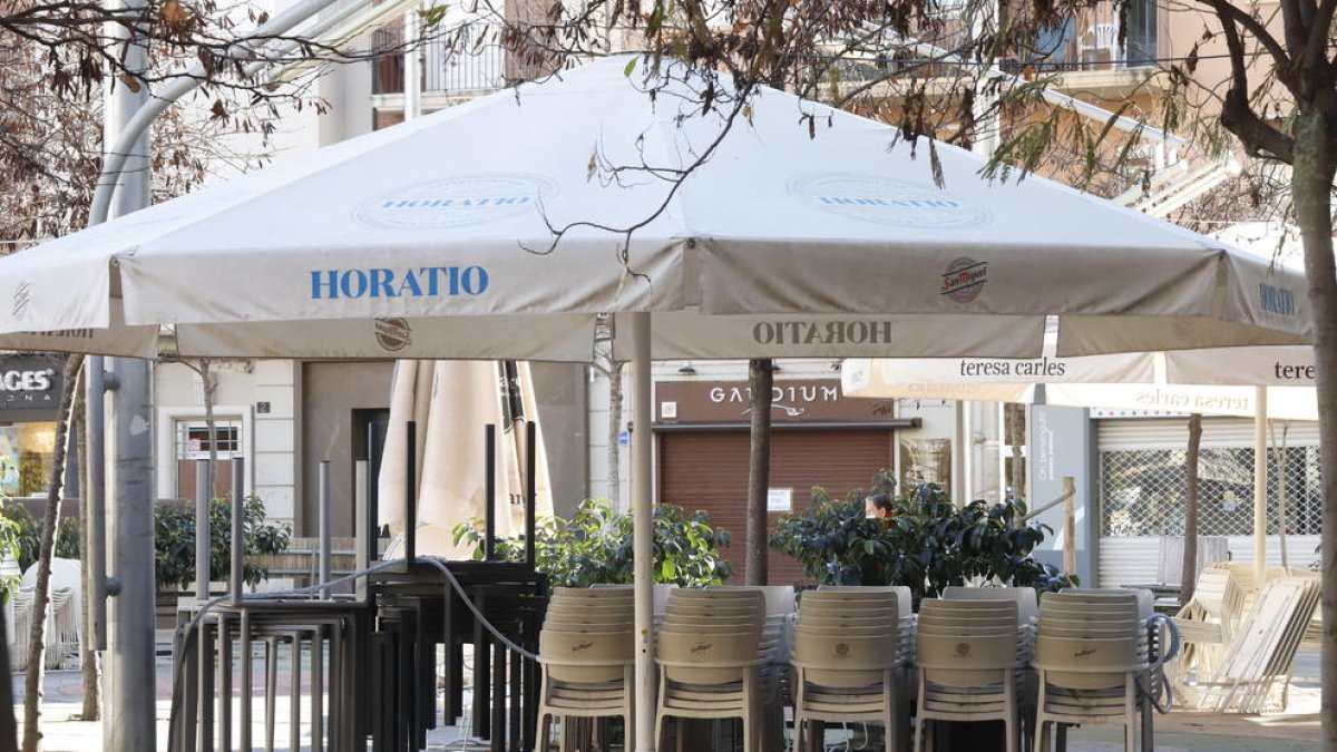 Una terraza cerrada por las restricciones horarias a los bares.