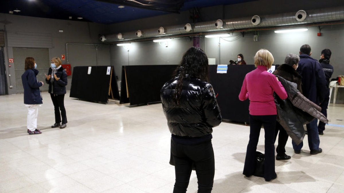 Una cua de persones esperant per posar-se la vacuna de la covid-19 a l'espai de vacunació massiva de Tàrrega.
