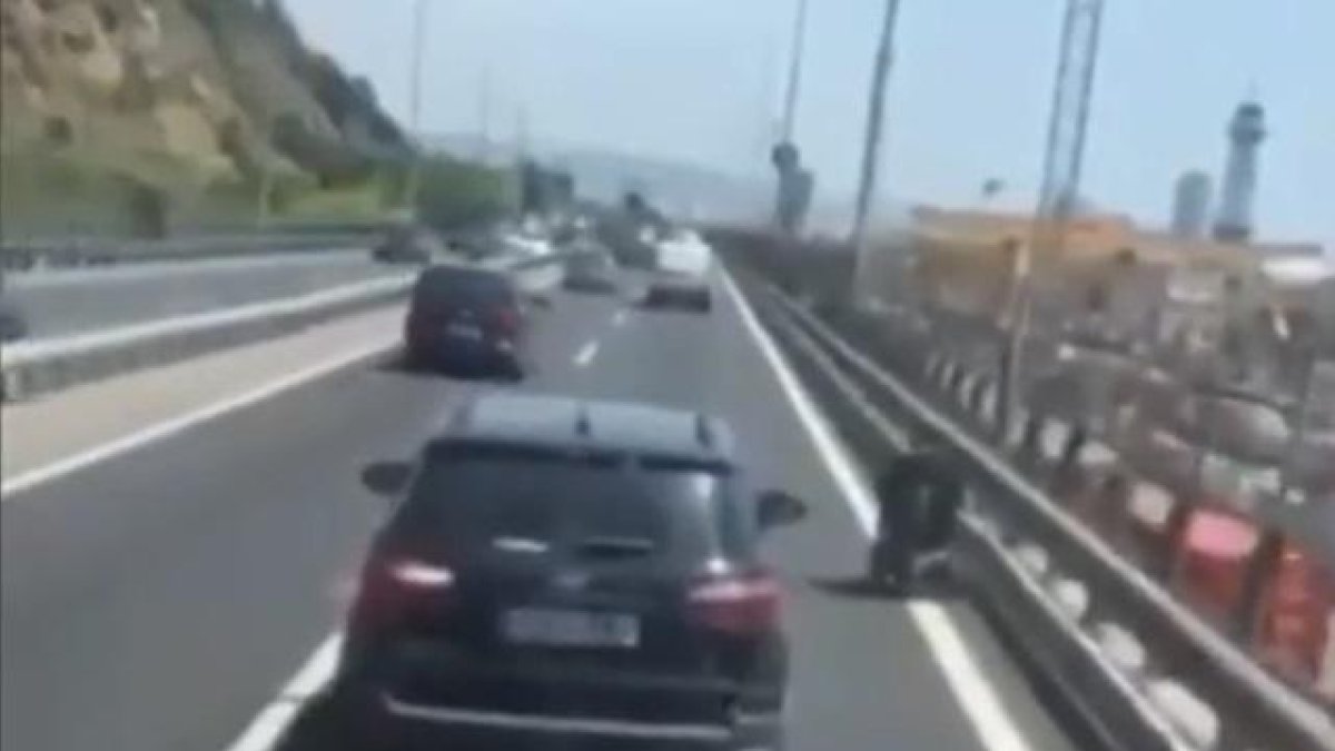 Un home en cadira de rodes per la ronda del Litoral