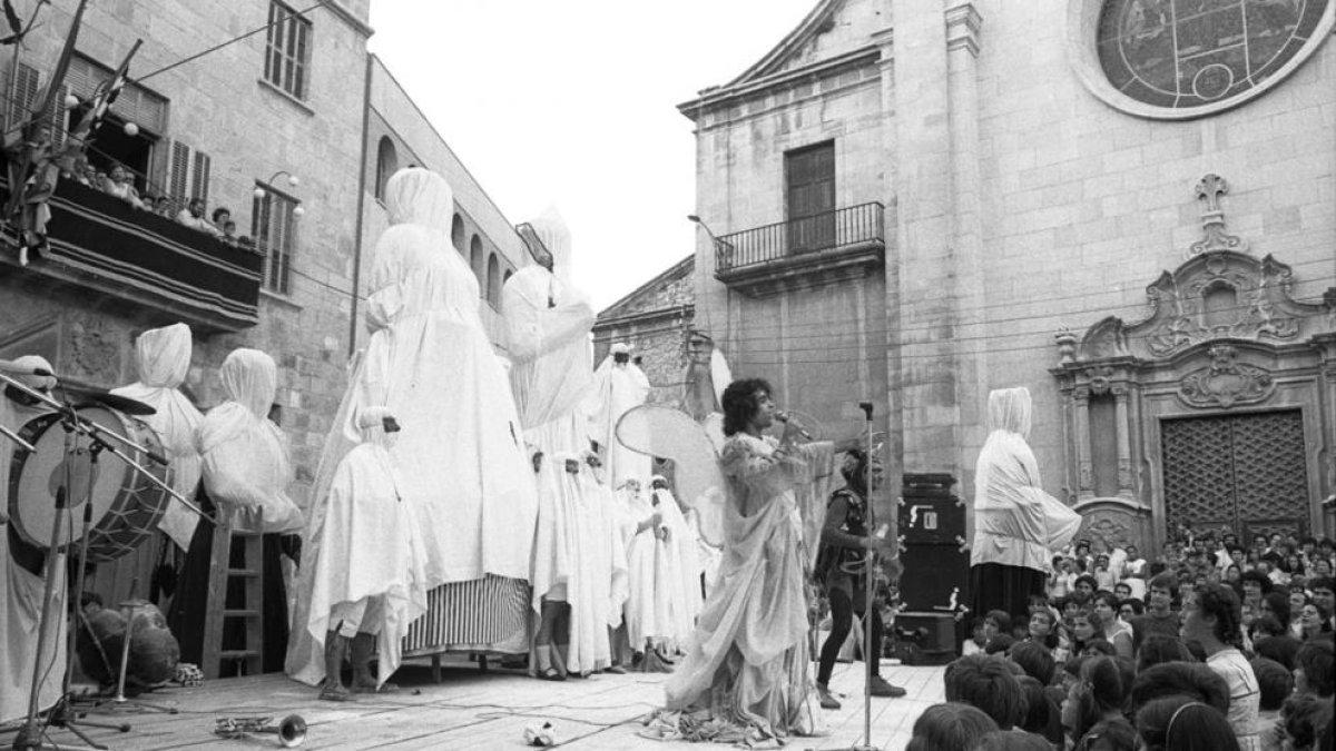 Comediants en la plaza Major de Tàrrega en 1981, inicio de la Fira.