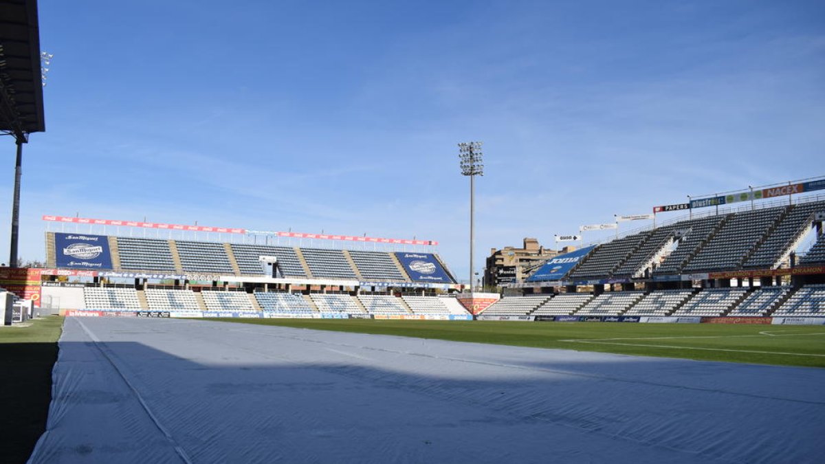 Aspecto que presenta el Camp d’Esports, con la manta térmica que pretege el césped.