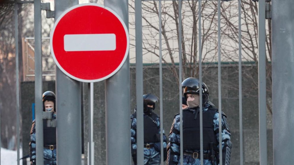 La policia custodia la entrada de la corte de Moscú en la que va a ser juzgado el opositor ruso Alexei Navalni.